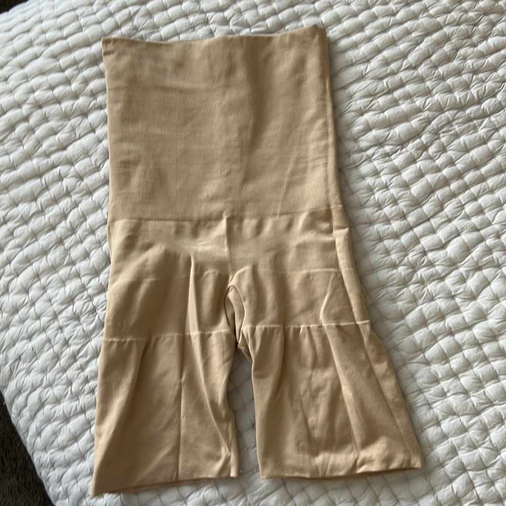 Assets by SPANX  shapewear M